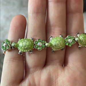 Green turtle stretchy bracelet